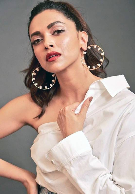 छपाक का फर्स्ट डे टेस्ट, बप्पा के दरबार सिद्ध‍िविनायक पहुंचीं दीपिका