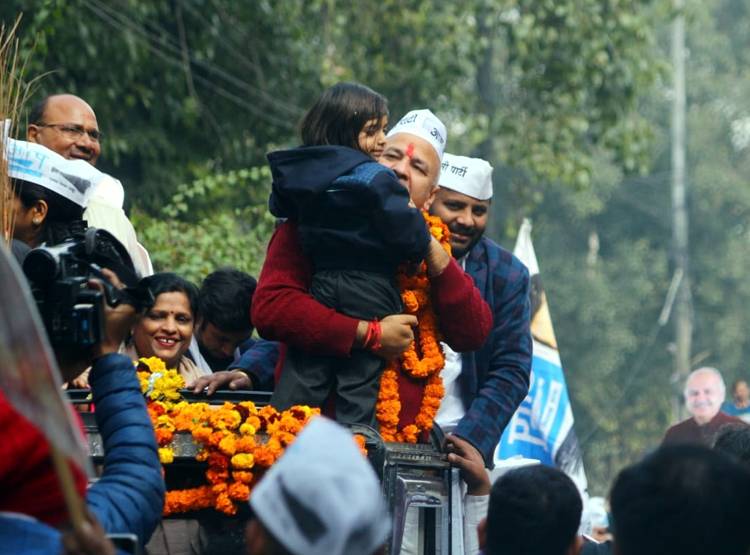 हर साल 'गरीब' हो रहे हैं द‍िल्ली के ड‍िप्टी सीएम, साल दर साल घट रही है इनकम