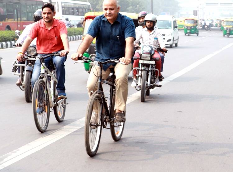 हर साल 'गरीब' हो रहे हैं द‍िल्ली के ड‍िप्टी सीएम, साल दर साल घट रही है इनकम