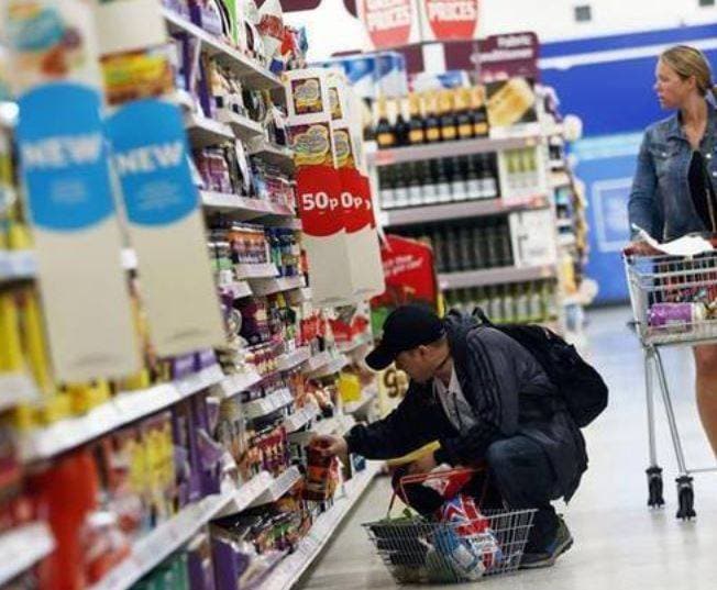 कंगाली के चरम पर PAK, भूख से लोग लूटने लगे दुकान में आटा-चावल