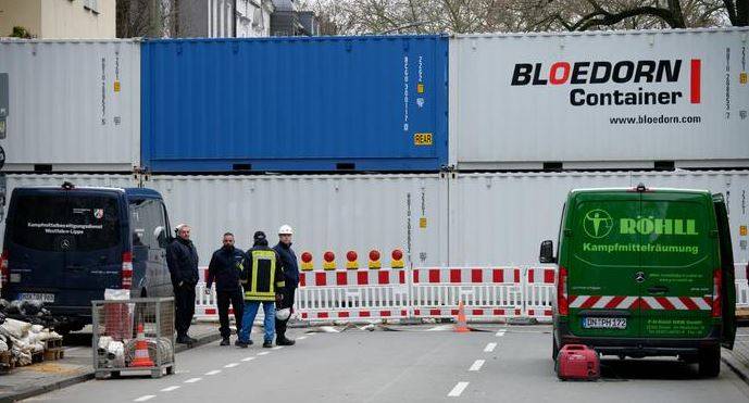 जमीन के अंदर मिल रहे ढाई-ढाई सौ किलो के बम, लोग शहर छोड़कर भागे