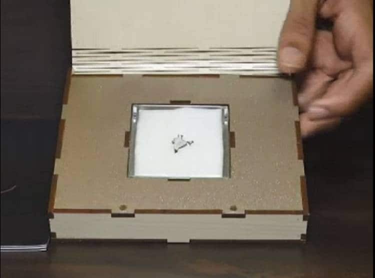 हीरे पर उकेरा भारत का नक्शा, अंदर बना दी PM मोदी की तस्वीर