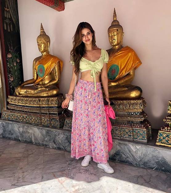 रेड बिकिनी में दिशा पाटनी का स्टनिंग लुक, मलंग के सेट से शेयर की फोटो