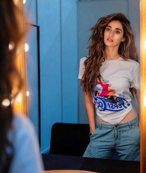 रेड बिकिनी में दिशा पाटनी का स्टनिंग लुक, मलंग के सेट से शेयर की फोटो