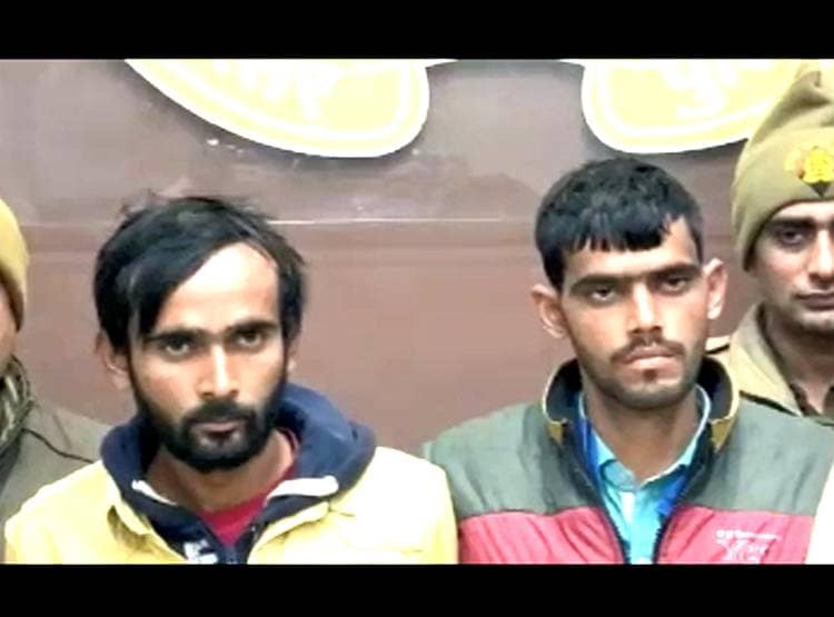 दोस्तों ने पत्नी पर क‍िए अश्लील कमेंट, पत‍ि ने फावड़े से कर डाले टुकड़े