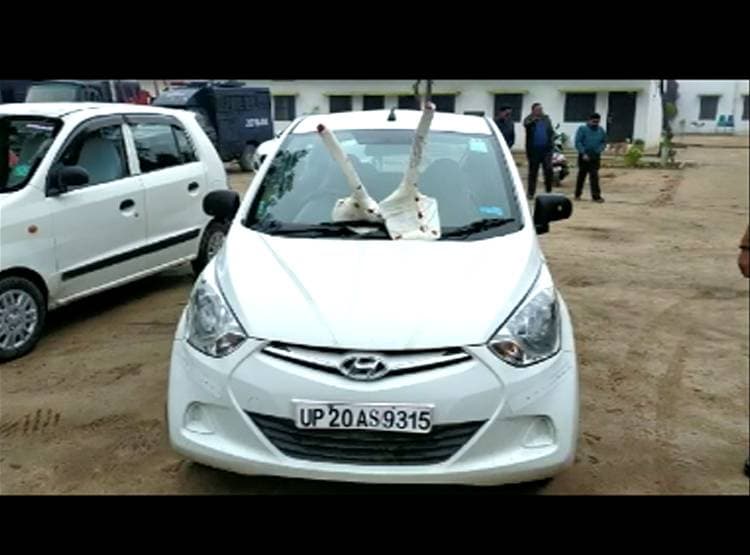 दोस्तों ने पत्नी पर क‍िए अश्लील कमेंट, पत‍ि ने फावड़े से कर डाले टुकड़े