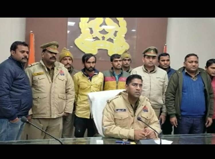 दोस्तों ने पत्नी पर क‍िए अश्लील कमेंट, पत‍ि ने फावड़े से कर डाले टुकड़े