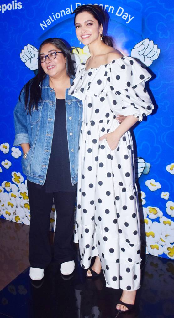 चर्चा में दीपिका पादुकोण का रेट्रो लुक, मेघना संग मनाया नेशनल पॉपकॉर्न डे