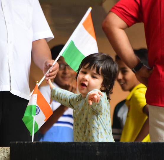 गणतंत्र दिवस पर तिरंगा फहराते दिखे नन्हें तैमूर, वायरल हुईं Photos