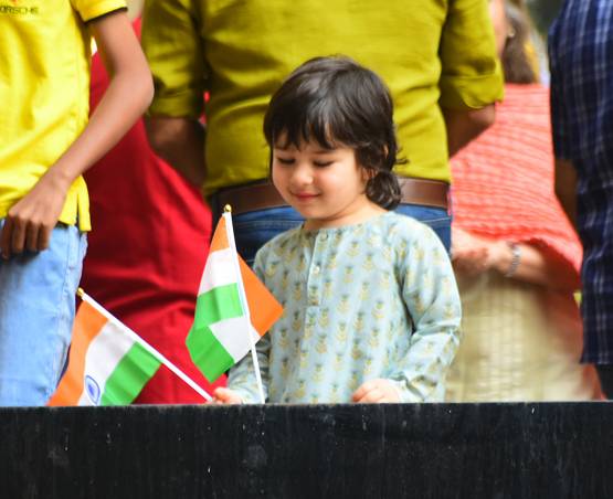 गणतंत्र दिवस पर तिरंगा फहराते दिखे नन्हें तैमूर, वायरल हुईं Photos