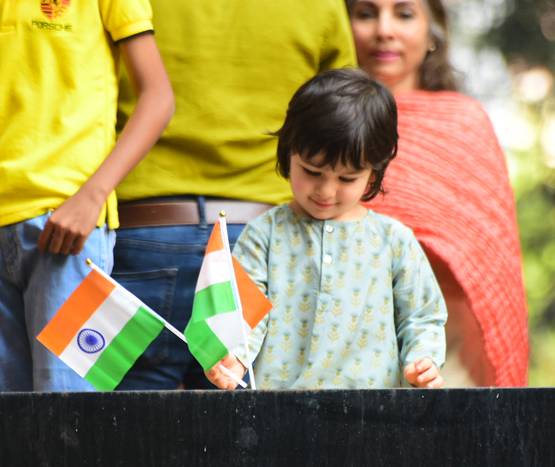 गणतंत्र दिवस पर तिरंगा फहराते दिखे नन्हें तैमूर, वायरल हुईं Photos