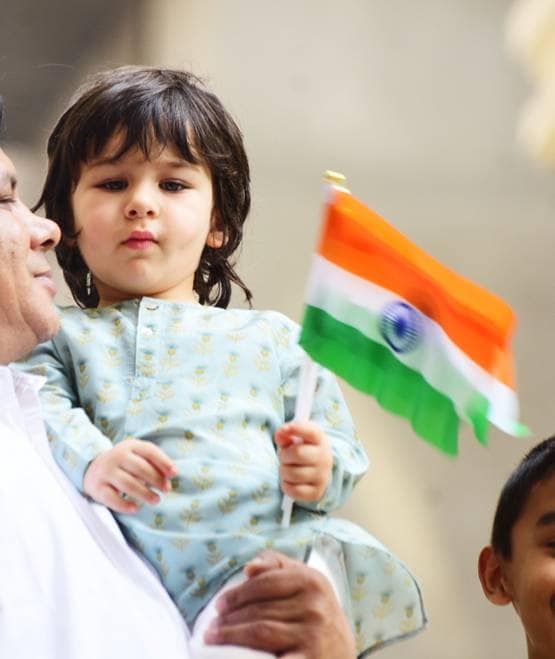 गणतंत्र दिवस पर तिरंगा फहराते दिखे नन्हें तैमूर, वायरल हुईं Photos