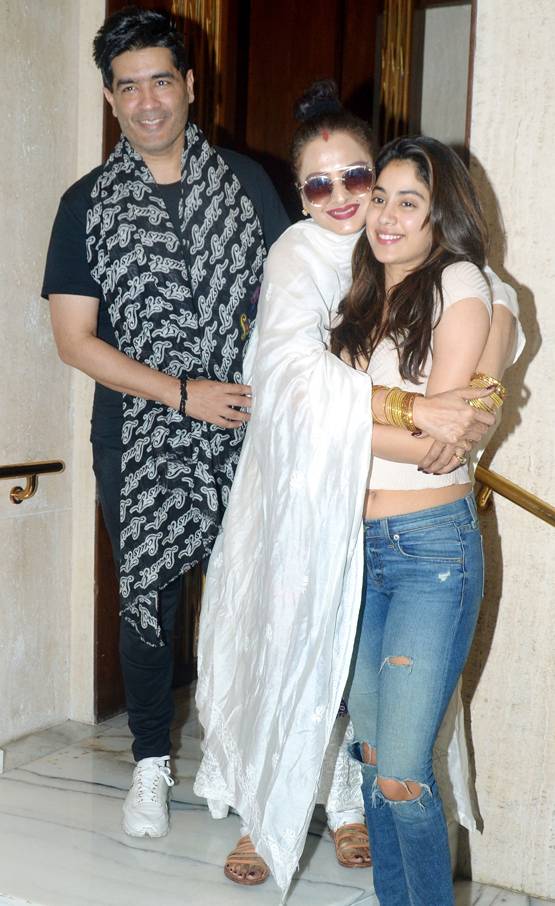 रेखा संग जाह्नवी का दिखा स्पेशल बॉन्ड, मनीष मल्होत्रा के घर हुईं स्पॉट