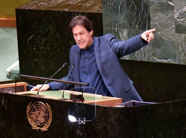 नर्सों को हूर बताकर PAK में ही घिरे इमरान, सोशल मीडिया पर लगी क्लास