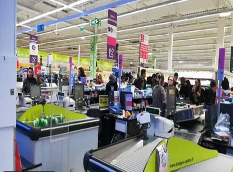 32 हजार का LED टीवी ढाई हजार में, भीड़ देख बुलानी पड़ी पुलिस