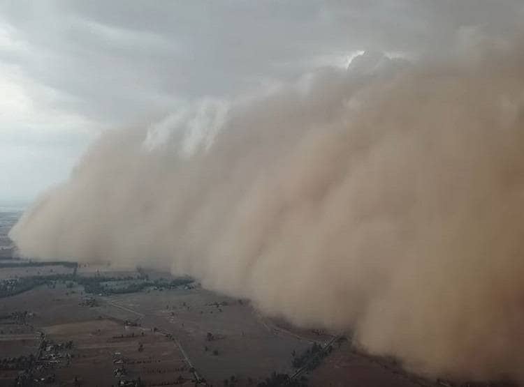 ऑस्ट्रेलिया में आग के बाद धूल भरी आंधी का तांडव, कई शहरों में बिजली कटी