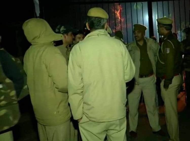 बिखरे शीशे, टूटे फर्नीचर और गेट, देखें JNU हिंसा की तस्वीरें