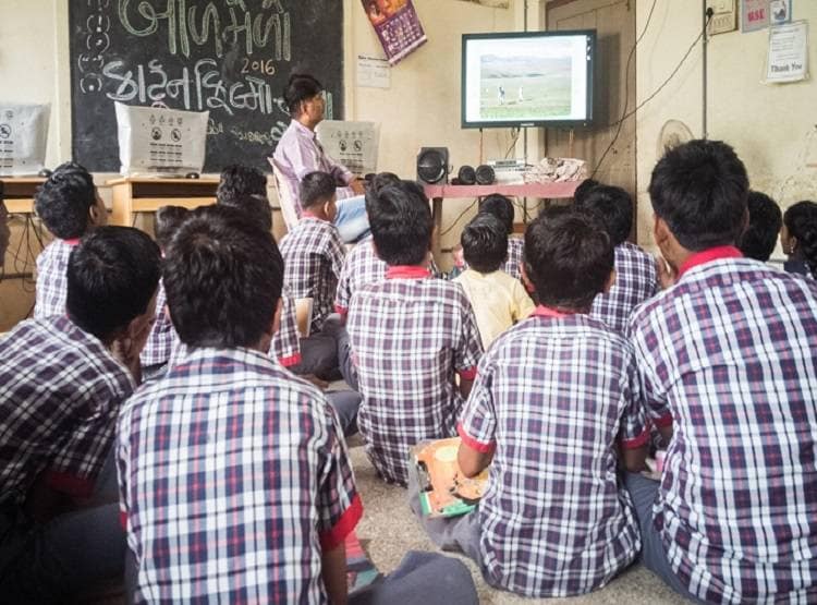 कैसा है इंसानी मांस का स्वाद, टीचर ने बच्चों को बताया, मचा बवाल