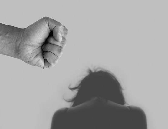 इटली में दीवारों पर क्यों लगी दुनिया की ताकतवर महिलाओं की ऐसी तस्वीरें?