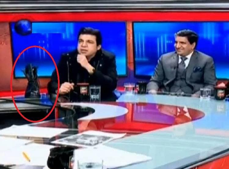 PAK में सेना का बूट लेकर स्टूडियो पहुंचे मंत्री, विपक्षियों से कहा- चूमो इसे