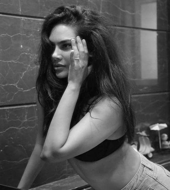 व्हाइट मोनोकनी में ईशा गुप्ता का स्टायलिश अवतार, फ्लॉन्ट किया टैटू