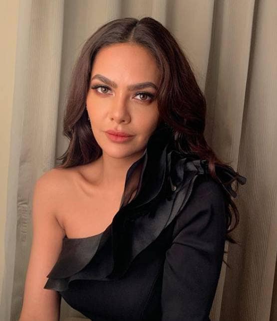 व्हाइट मोनोकनी में ईशा गुप्ता का स्टायलिश अवतार, फ्लॉन्ट किया टैटू