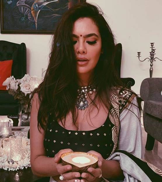 व्हाइट मोनोकनी में ईशा गुप्ता का स्टायलिश अवतार, फ्लॉन्ट किया टैटू