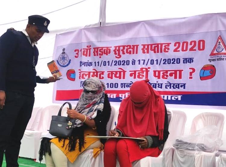 हेलमेट नहीं पहना तो ट्रैफिक पुलिस ने चालान की जगह कराया यह काम