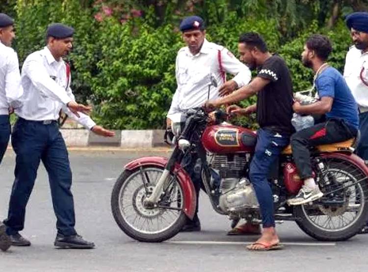 हेलमेट नहीं पहना तो ट्रैफिक पुलिस ने चालान की जगह कराया यह काम