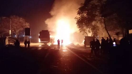 आग का गोला बनी 45 लोगों से भरी बस, देखें दिल दहलाने वाली तस्वीरें