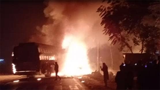 आग का गोला बनी 45 लोगों से भरी बस, देखें दिल दहलाने वाली तस्वीरें