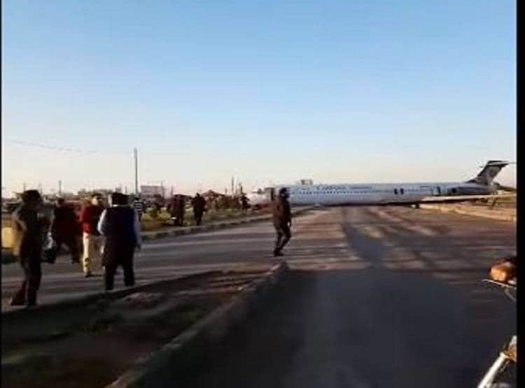 जब सड़क पर अचानक लैंड कर गया यात्रियों से भरा प्लेन, फिर...
