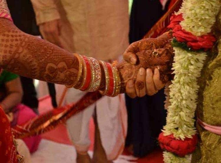 शादी के अगले ही दिन पति से बोली पत्नी- दूसरे से है प्यार...