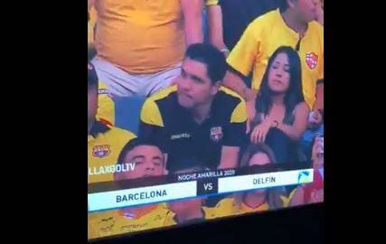 मैच में गर्लफ्रेंड संग पति को इश्क फरमाता पत्नी ने TV पर देखा LIVE फिर..