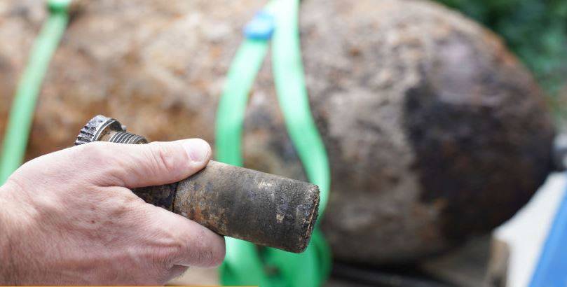 जमीन के अंदर मिल रहे ढाई-ढाई सौ किलो के बम, लोग शहर छोड़कर भागे