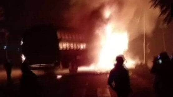 आग का गोला बनी 45 लोगों से भरी बस, देखें दिल दहलाने वाली तस्वीरें