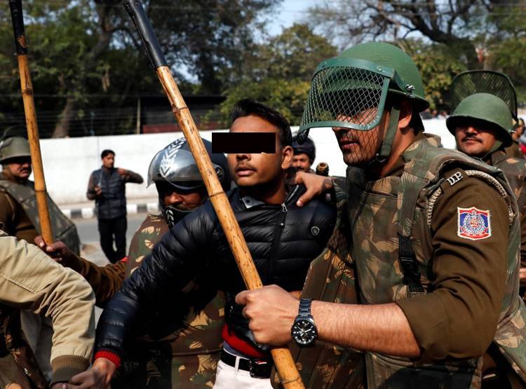 पुल‍िस के सामने लहराई प‍िस्तौल,जाम‍िया प्रोटेस्ट में फायर‍िंग की देखें तस्वीरें