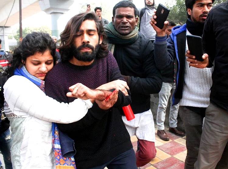 पुल‍िस के सामने लहराई प‍िस्तौल,जाम‍िया प्रोटेस्ट में फायर‍िंग की देखें तस्वीरें