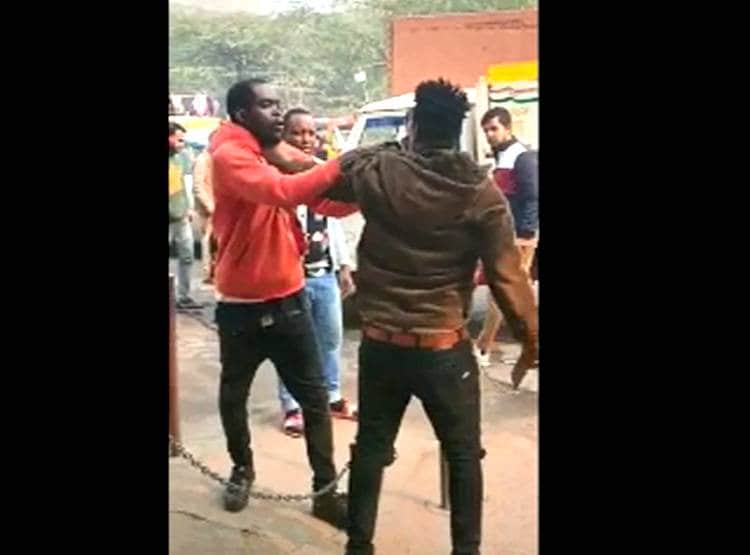 सड़क पर भ‍िड़े व‍िदेशी, धारदार हथ‍ियार से होने लगे वार, वीडियो वायरल