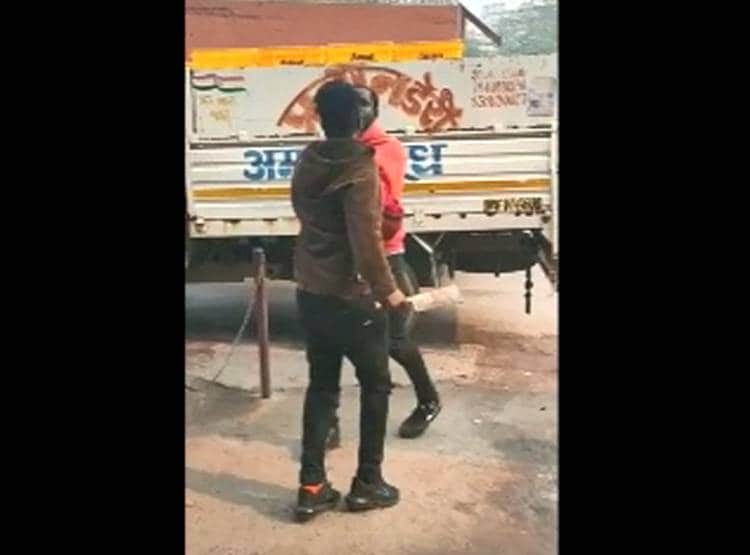 सड़क पर भ‍िड़े व‍िदेशी, धारदार हथ‍ियार से होने लगे वार, वीडियो वायरल