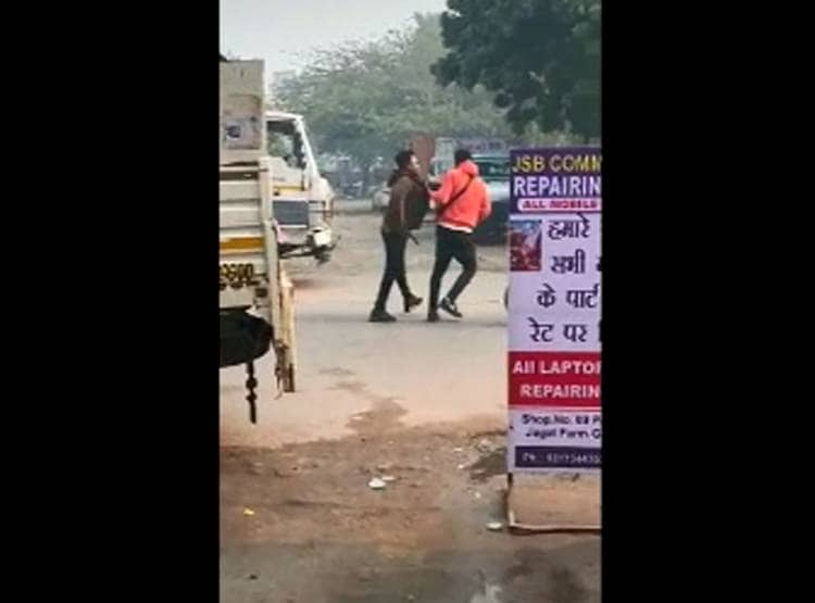 सड़क पर भ‍िड़े व‍िदेशी, धारदार हथ‍ियार से होने लगे वार, वीडियो वायरल