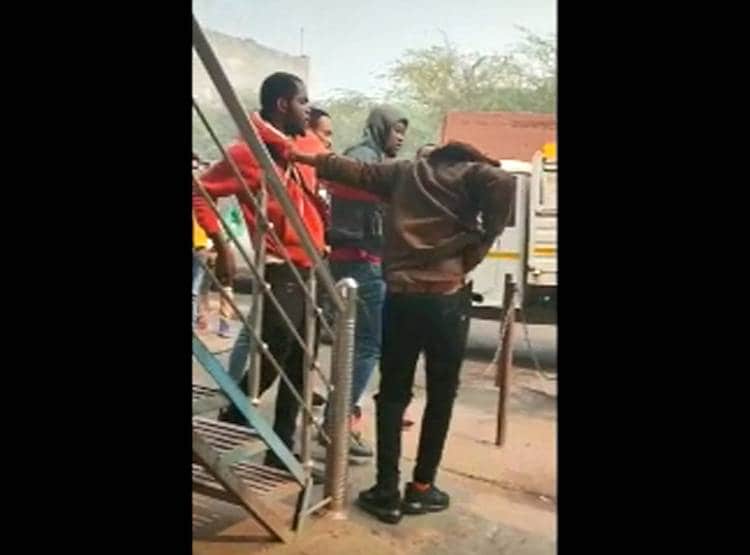 सड़क पर भ‍िड़े व‍िदेशी, धारदार हथ‍ियार से होने लगे वार, वीडियो वायरल