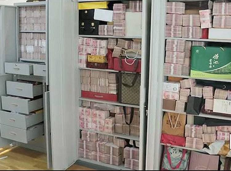 बैंकर ने अलमारी में छिपाए थे इतने रुपए कि खाली हो गया बैंक