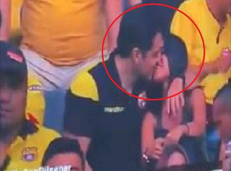 मैच में गर्लफ्रेंड संग पति को इश्क फरमाता पत्नी ने TV पर देखा LIVE फिर..