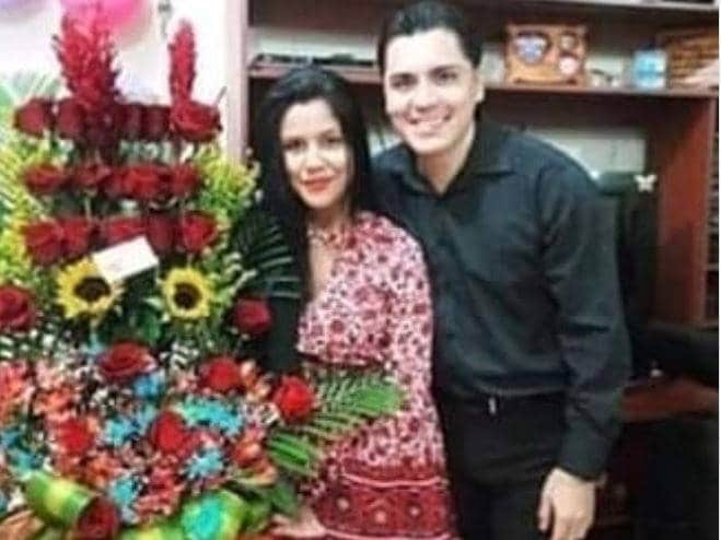 मैच में गर्लफ्रेंड संग पति को इश्क फरमाता पत्नी ने TV पर देखा LIVE फिर..