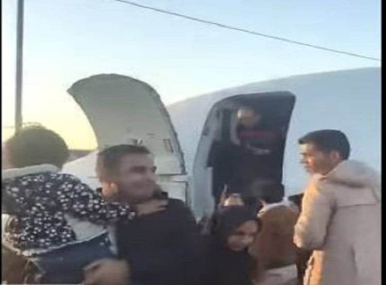 जब सड़क पर अचानक लैंड कर गया यात्रियों से भरा प्लेन, फिर...