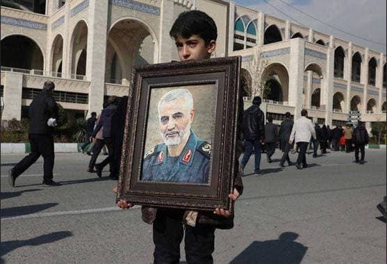 सुलेमानी का शव ईरान पहुंचा, लोगों ने लगाए कई देशों के खिलाफ नारे
