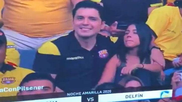 मैच में गर्लफ्रेंड संग पति को इश्क फरमाता पत्नी ने TV पर देखा LIVE फिर..