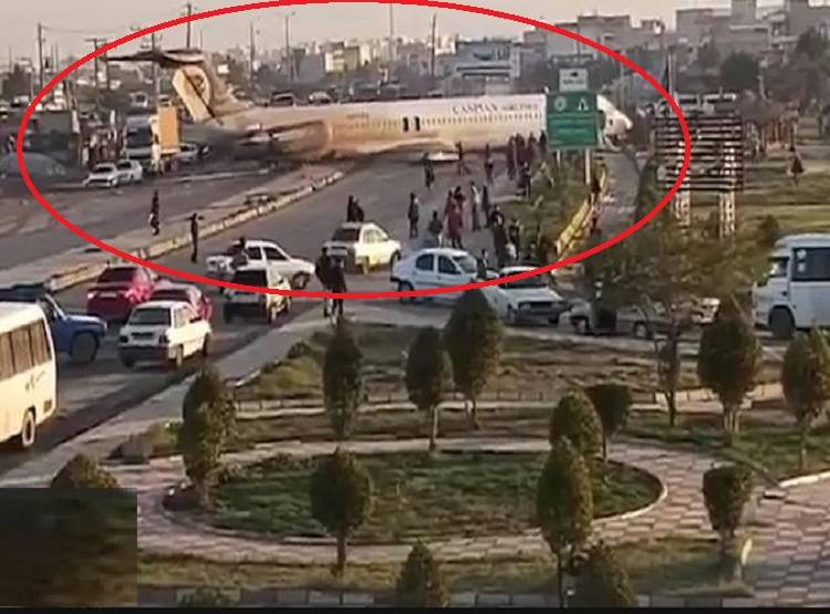 जब सड़क पर अचानक लैंड कर गया यात्रियों से भरा प्लेन, फिर...