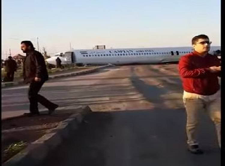 जब सड़क पर अचानक लैंड कर गया यात्रियों से भरा प्लेन, फिर...